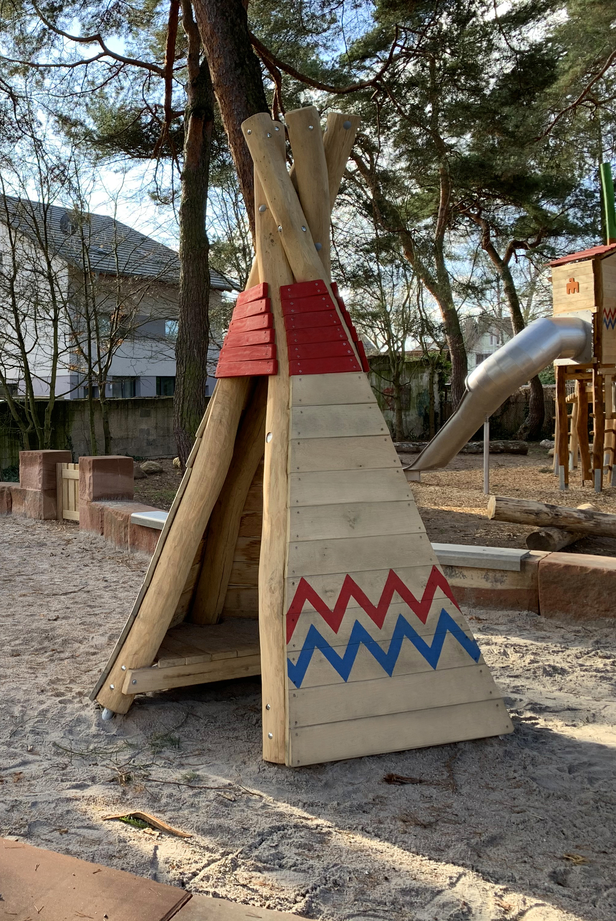 Tipi Apache mit Stammeszeichen Ansicht 2