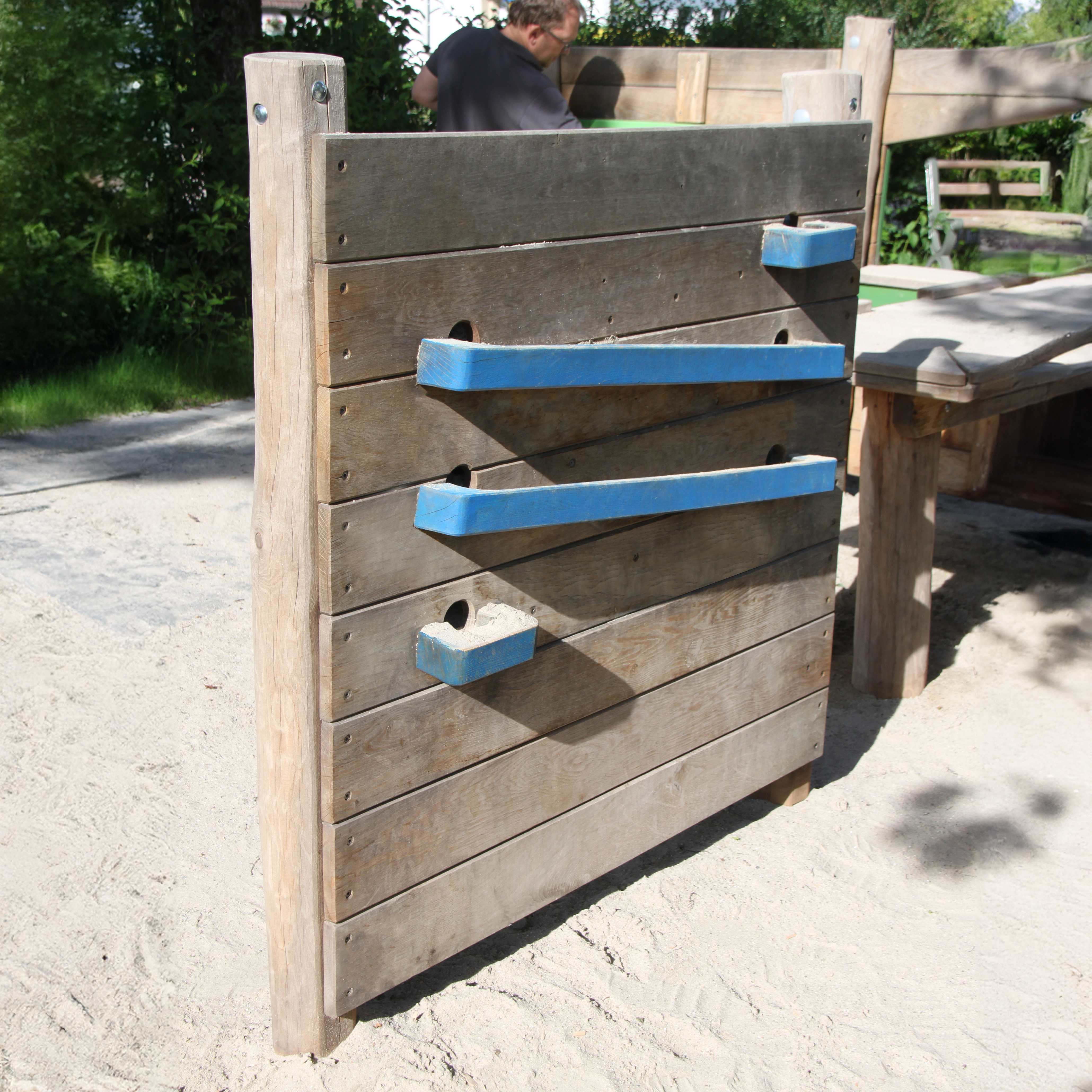 Holzwand mit Murmelbahn Ansicht 2