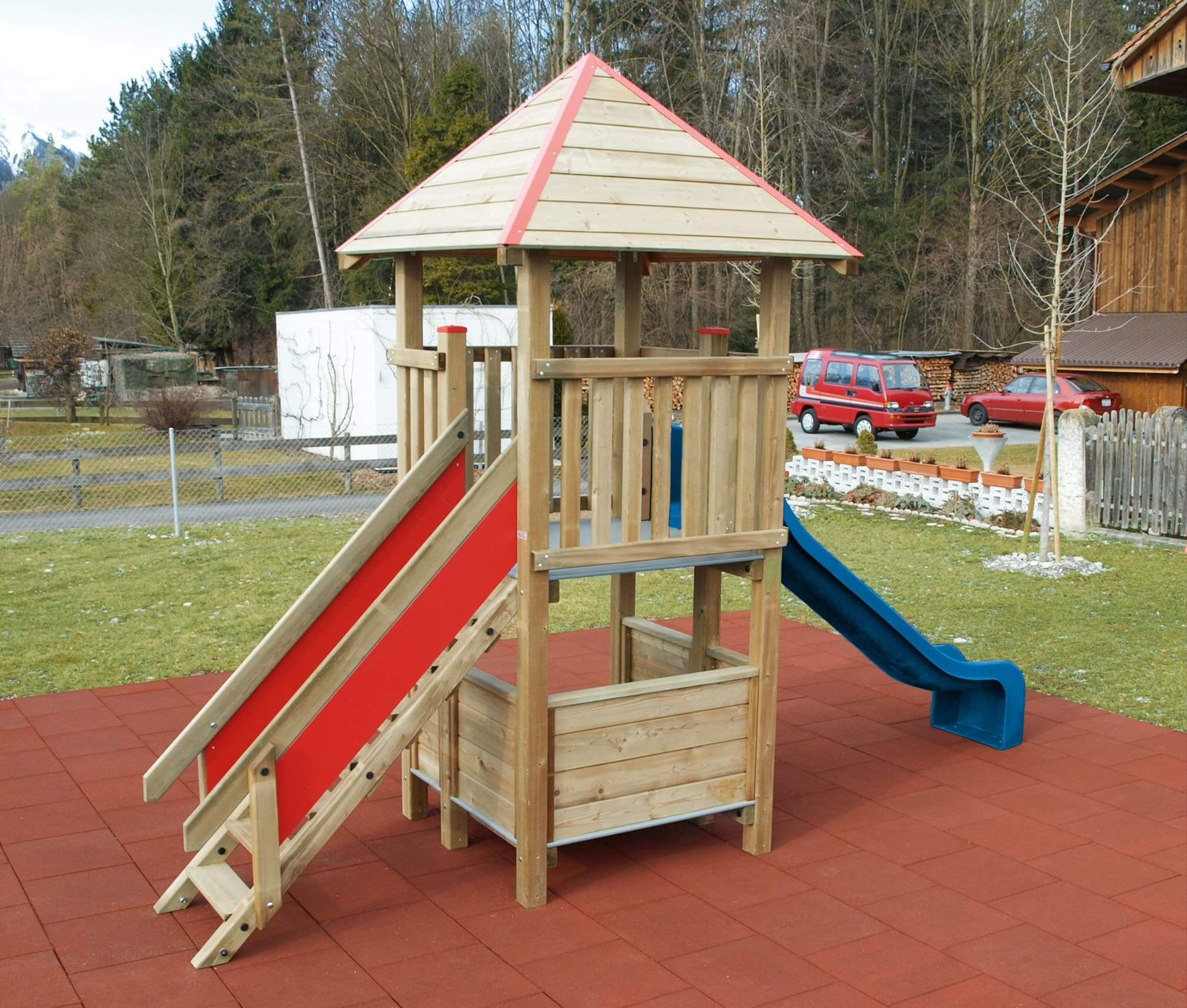 Quadro-Turm mit Spielhaus Ansicht 4
