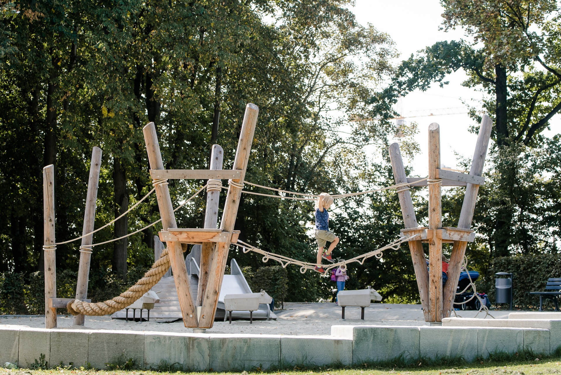 Wackelbrücke mit Handläufen Ansicht 4