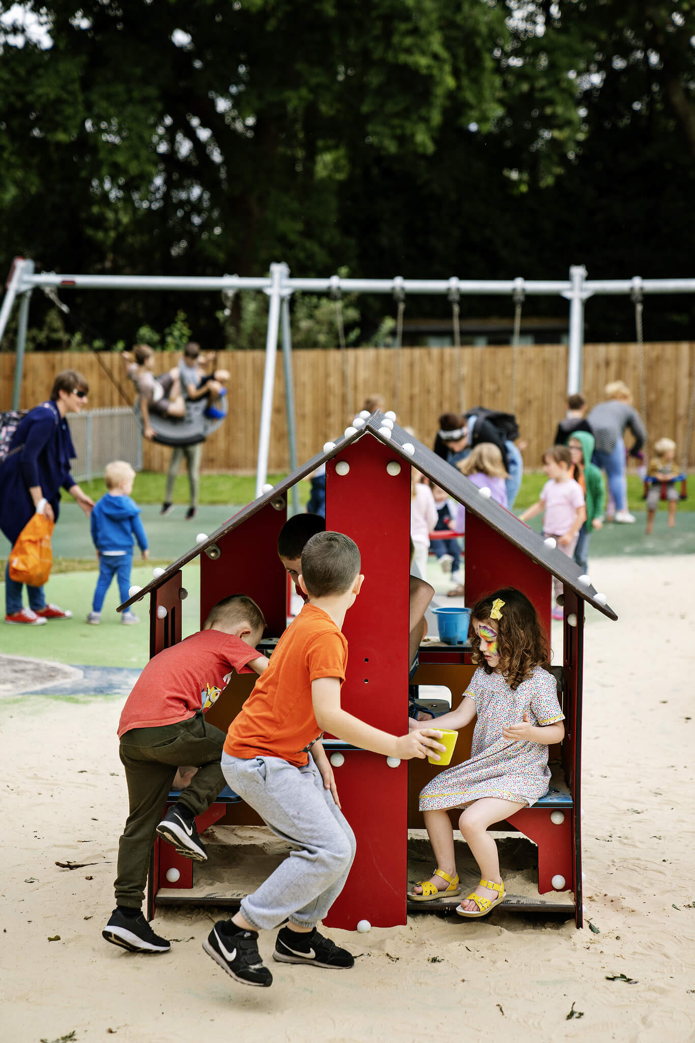 Spielhaus mit 2 Räumen (Tisch + Bänke + Tresen) BASIC750 Ansicht 2