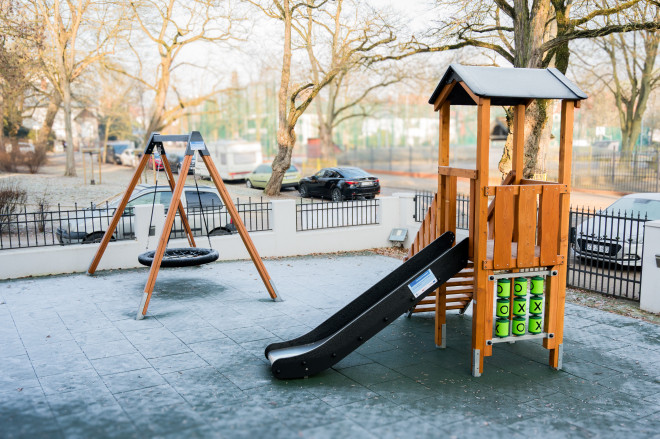 Spielturm mit Rutsche Ansicht 6