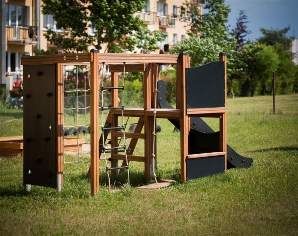 Klettergerüst mit Kletterwand und Rutsche Ansicht 3