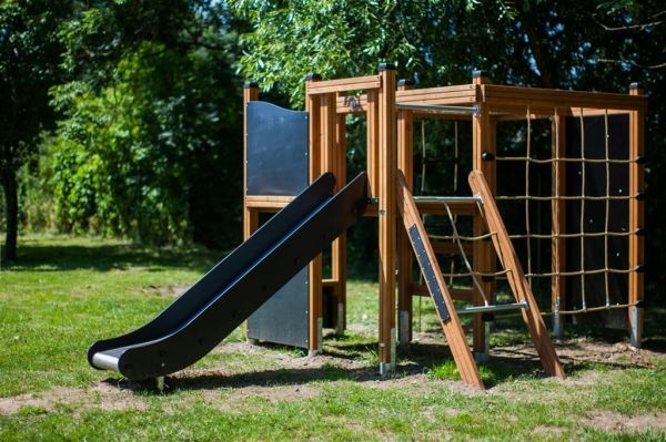 Klettergerüst mit Kletterwand und Rutsche Ansicht 4