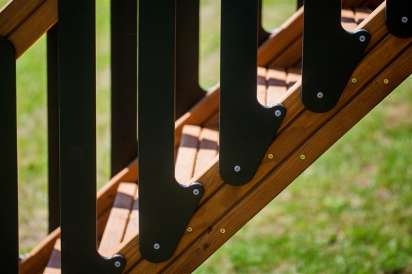 Einzel Schaukel mit Rutsche, Spielturm und Treppe Ansicht 4