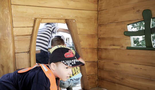 Hinkelsteinhütte 175 mit Inox Rutsche - lasiert Ansicht 3