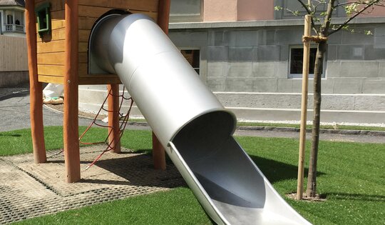 Netzhütte mit Edelstahl Röhrenrutsche Ansicht 2