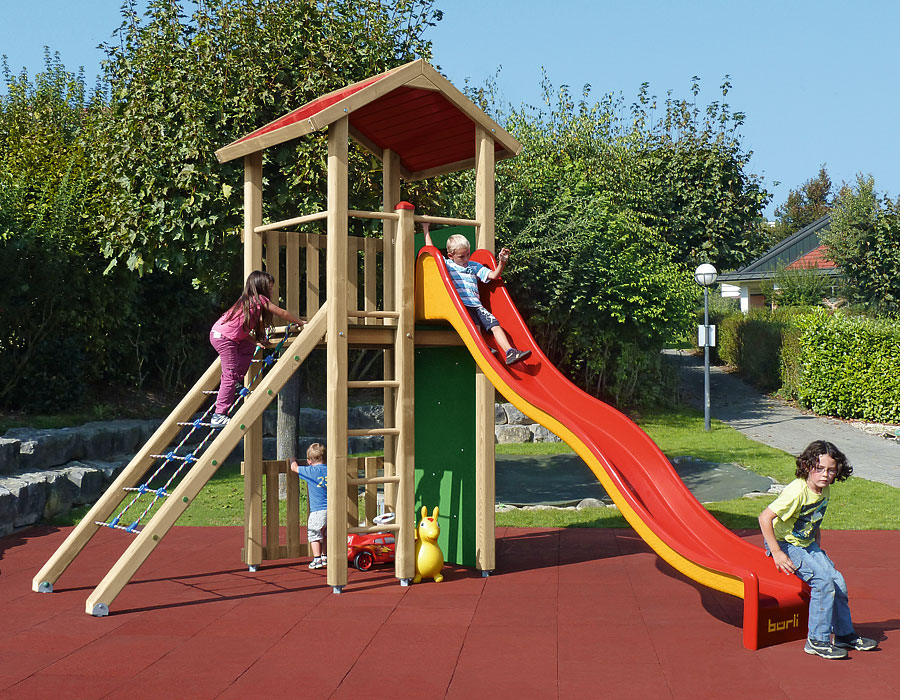 Spielturm-Kombination Kantholz, Podesthöhe 180 cm, Satteldach, Wellenrutsche, mit Bergsteigerwand und Kletternetz Ansicht 4