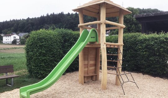 Jägerturm mit GFK Rutsche und Pyramidendach