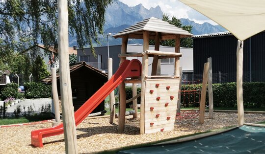 Jägerturm mit GFK Rutsche und Pyramidendach Ansicht 3