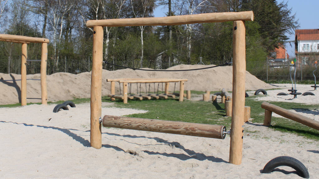 Schaukelgestell mit Rollbalken und Seil Ansicht 2