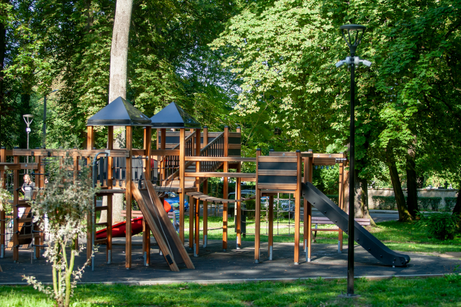 Gigantic Spielplatz mit Spieltürme, Kletterwand, Tunnel und Rutschen Ansicht 3