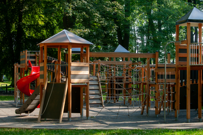 Gigantic Spielplatz mit Spieltürme, Kletterwand, Tunnel und Rutschen Ansicht 4