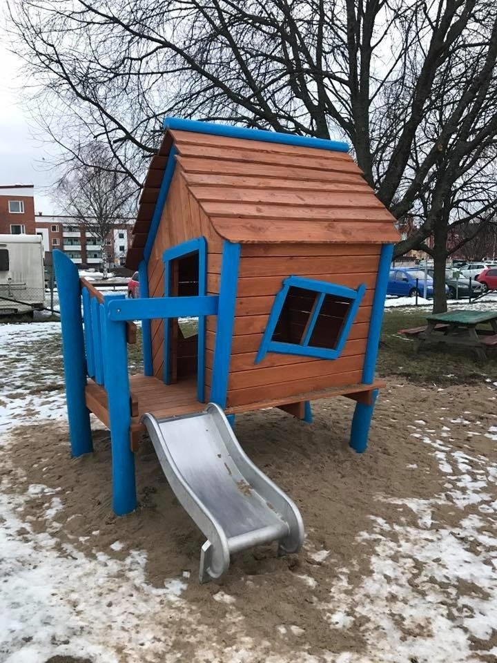 Olles Spielhaus mit Rutsche Ansicht 4
