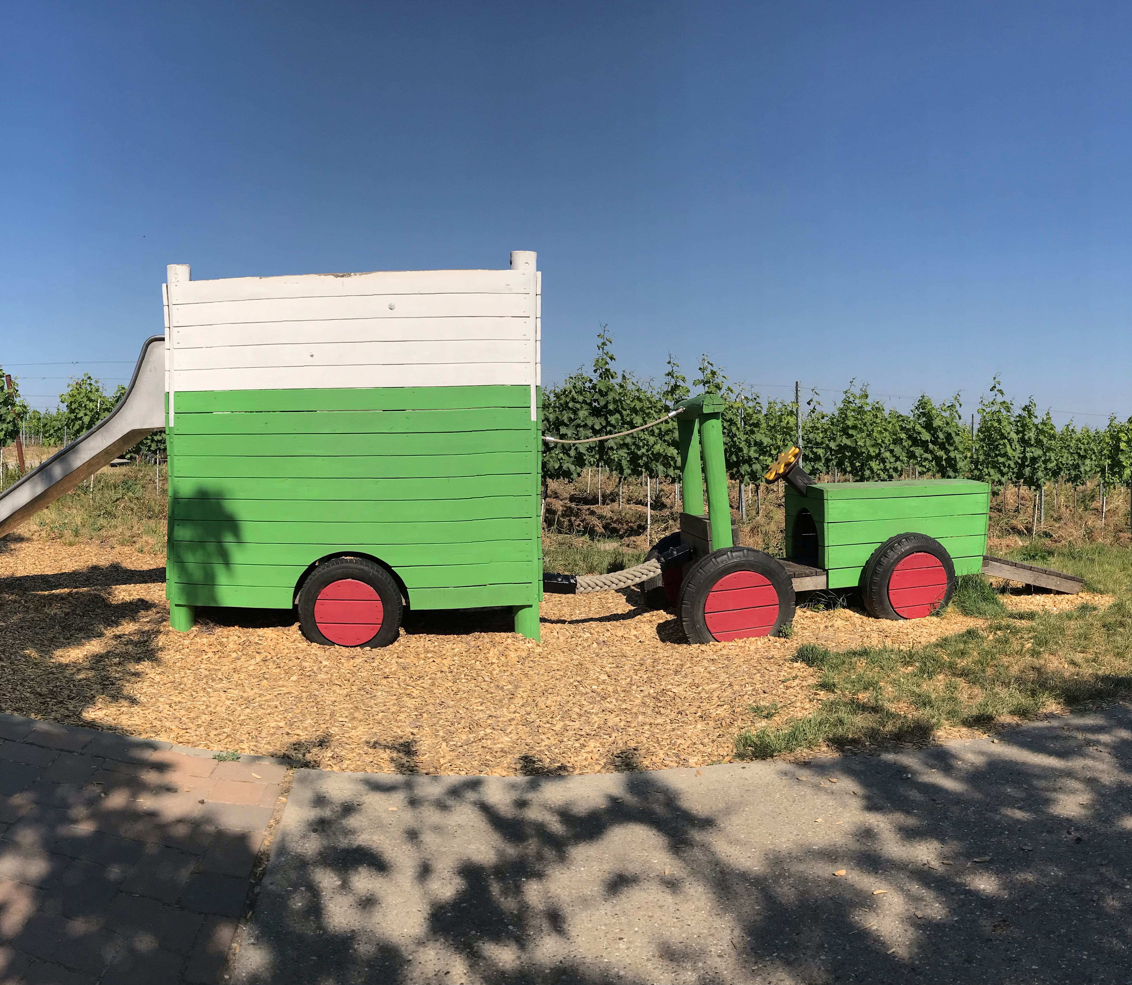 Kleiner Traktor mit Lesewagen Ansicht 4