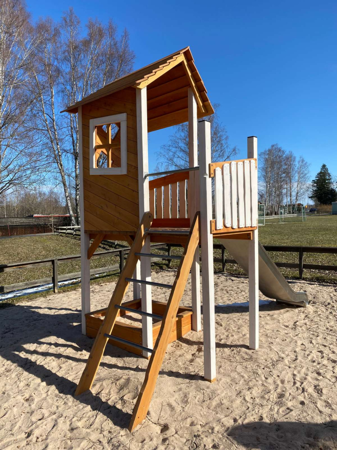 Lisas Spielturm mit Rutsche Ansicht 5