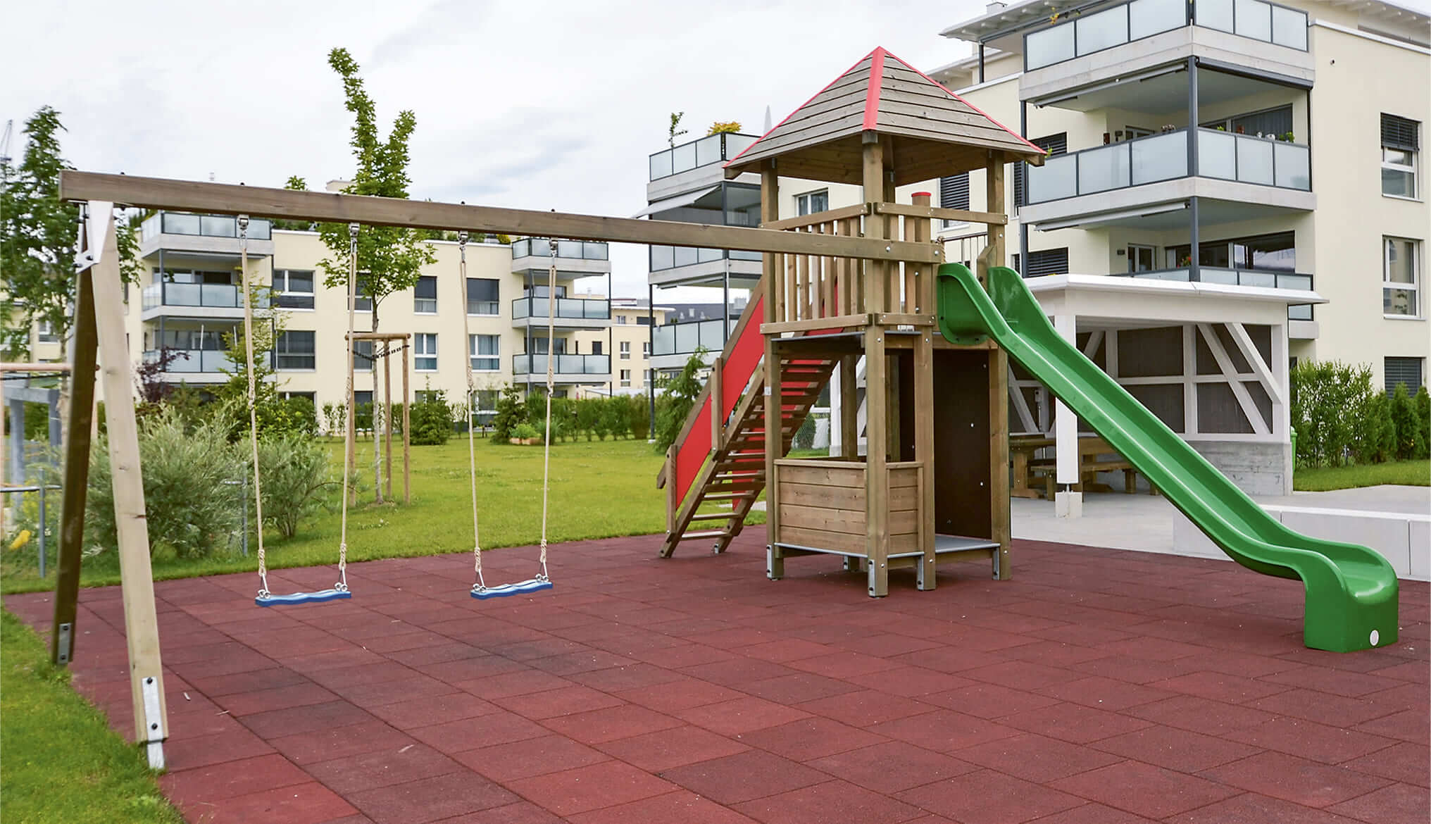 Quadro-Turm mit Spielhaus und Doppelschaukelanbau Ansicht 5