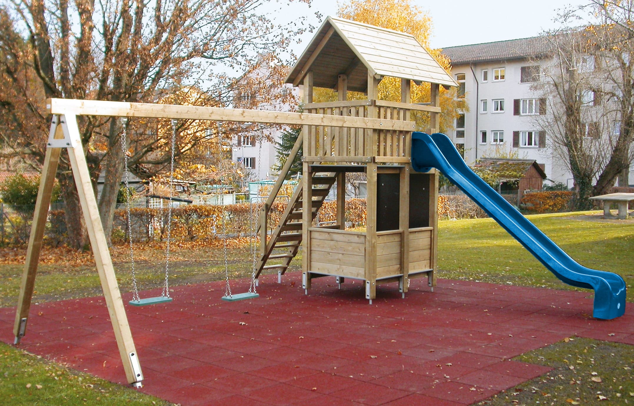 Kombiturm mit Spielhaus und Doppelschaukelanbau Ansicht 5