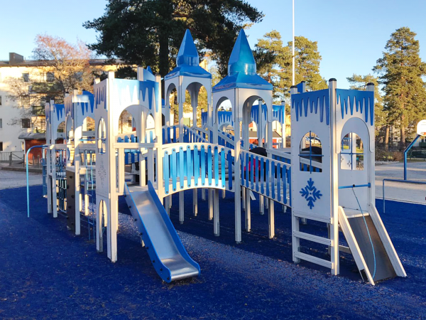 Winterschloss Spieltürme mit Rutsche Ansicht 6