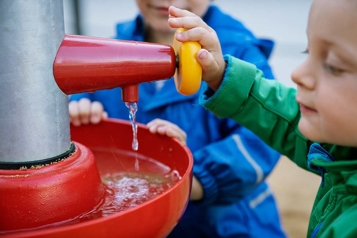 KOMPAN Wasserfall mit Sandtisch Ansicht 2