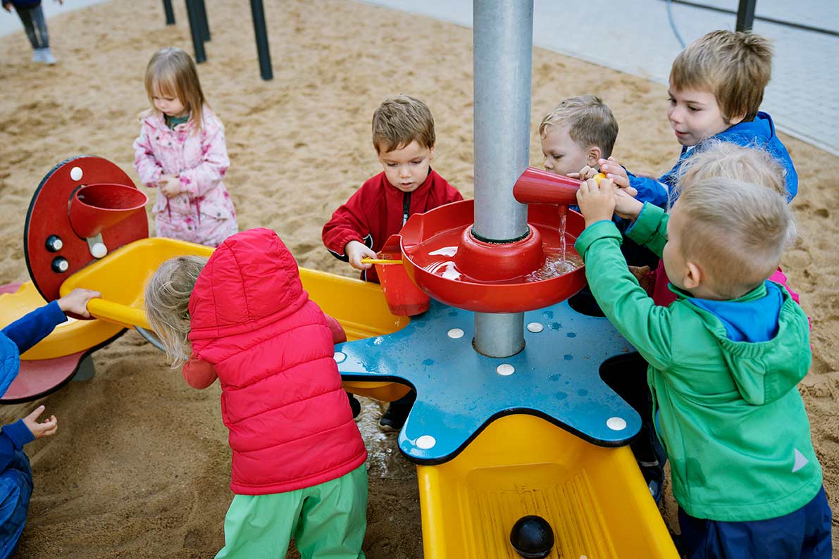 KOMPAN Wasserfall mit Sandtisch Ansicht 4