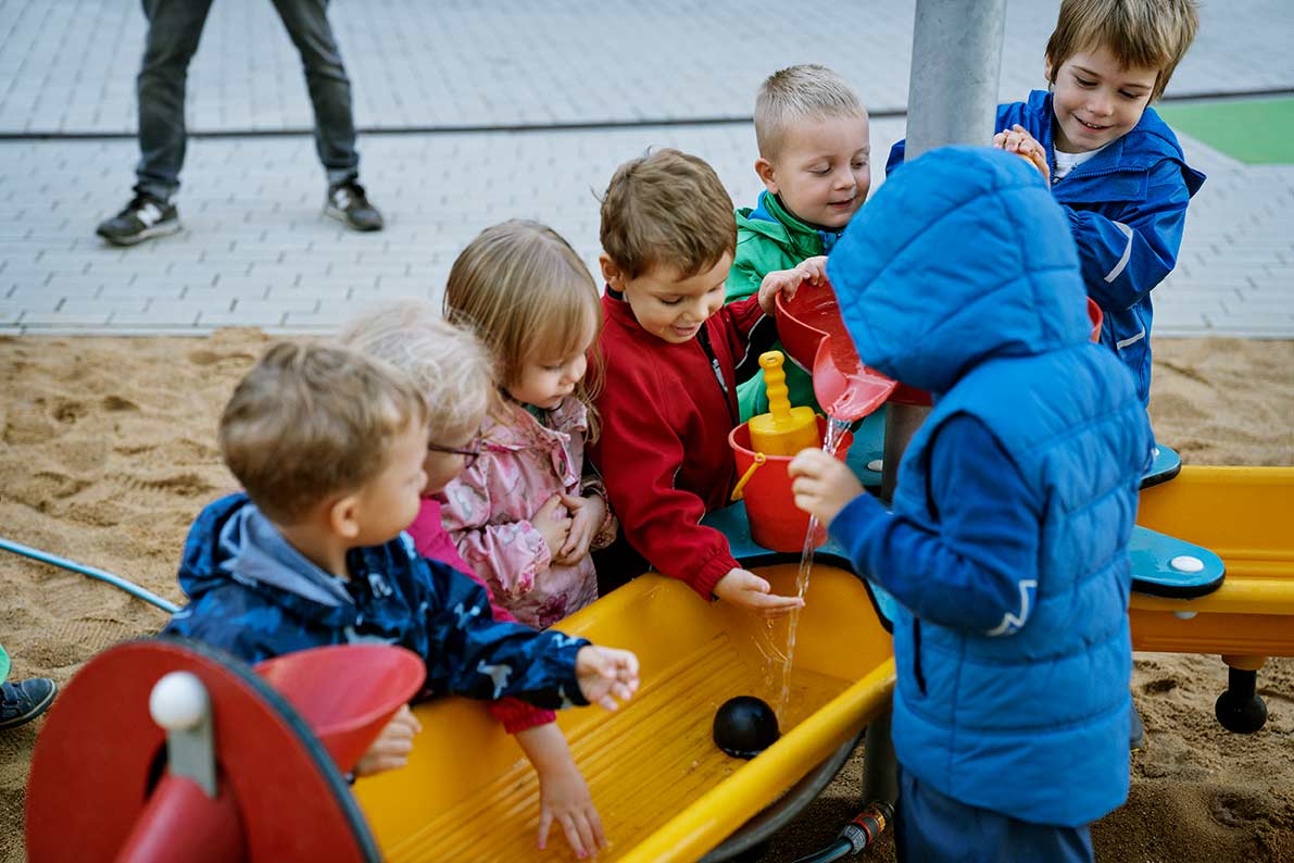 KOMPAN Wasserfall mit Sandtisch Ansicht 5