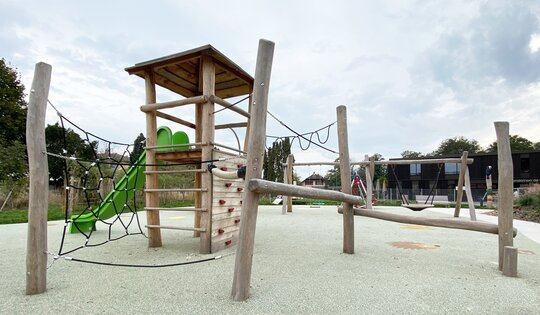 Jägerturm Kletterlandschaft 2 mit Pyramidendach Ansicht 1