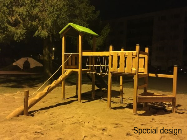 Triangle Spielturm mit Rutsche Ansicht 3