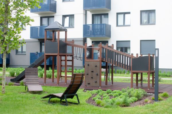 Spieltürme mit Tunnel, Kletterwand und Rutsche Ansicht 3