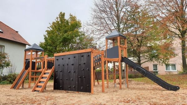 Spieltürme mit Tunnel, Kletterwand und Rutsche Ansicht 4