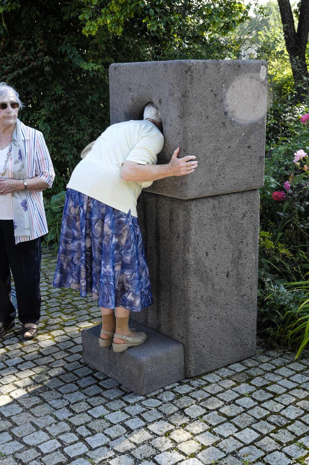 Kleiner Summstein mit Sockel Ansicht 3
