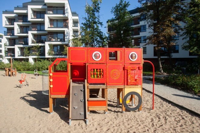 Grosser Truck Spielhaus mit Rutsche Ansicht 3