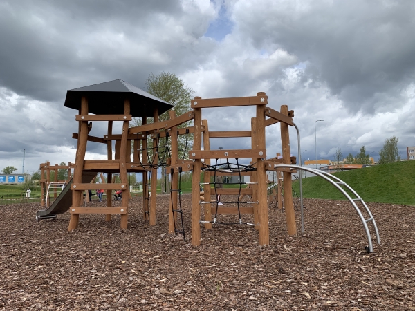 Meru Kletterturm mit Rutsche Ansicht 3