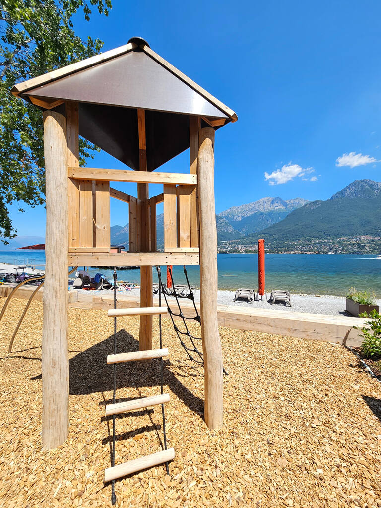 Kletterturm System 3 mit Boden und Dach Ansicht 2