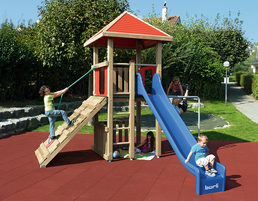 Spielturm-Kombination Kantholz, Podesthöhe 150 cm, Pyramidendach, Rutsche, mit Metall-Hangelleiter und Schrägaufstieg Ansicht 4