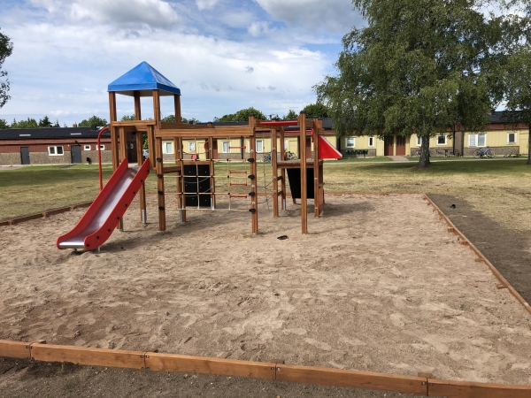 Kletter Hütte Spielanlage mit Kletterwand, Spielturm und Rutsche Ansicht 3