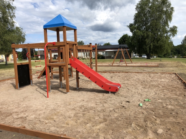 Kletter Hütte Spielanlage mit Kletterwand, Spielturm und Rutsche Ansicht 4