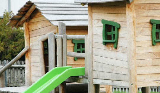 Grosses Pfahldörfchen 2 mit GFK Rutsche Ansicht 2