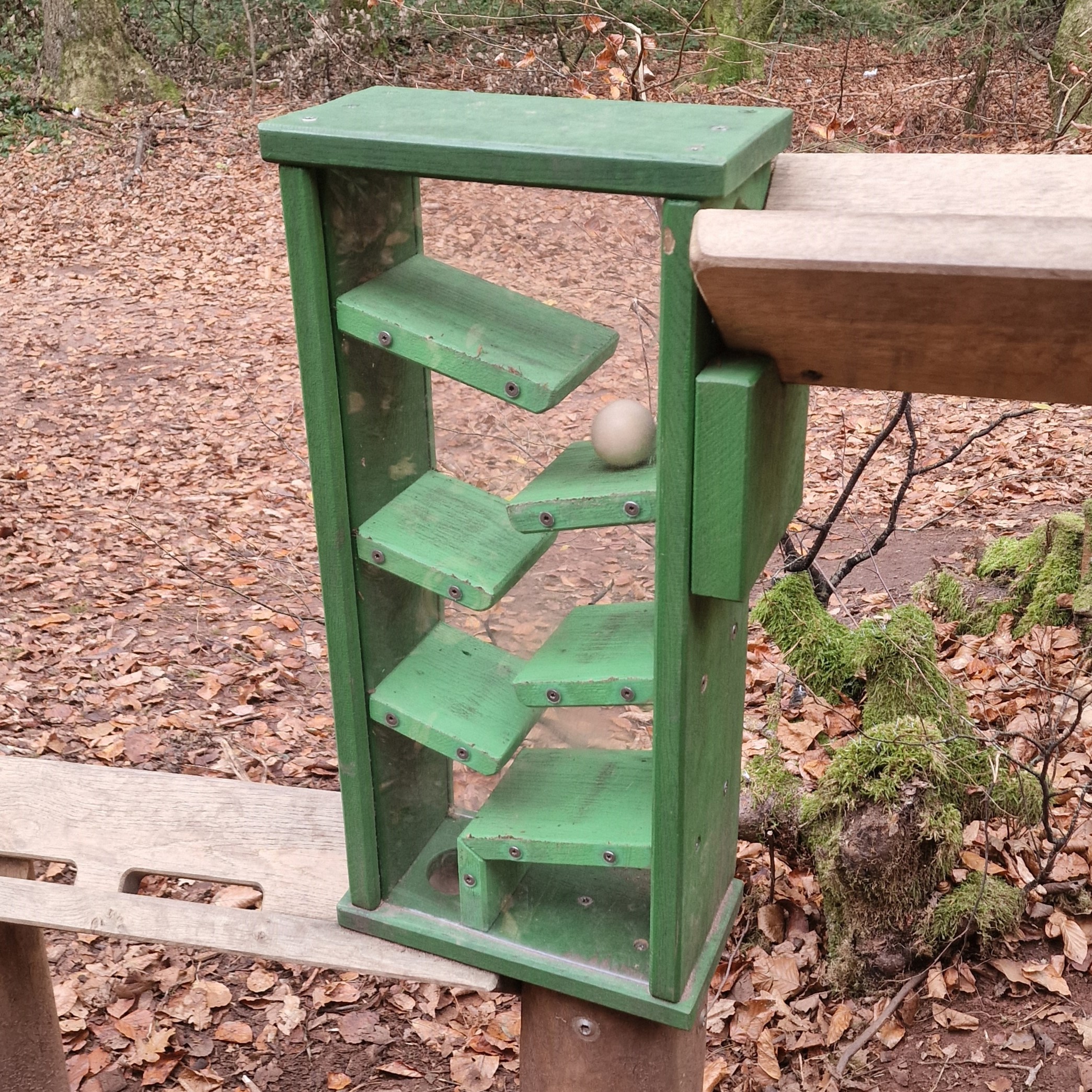Kugelbahn Treppenkasten mit Zick-Zack-Treppe Ansicht 2