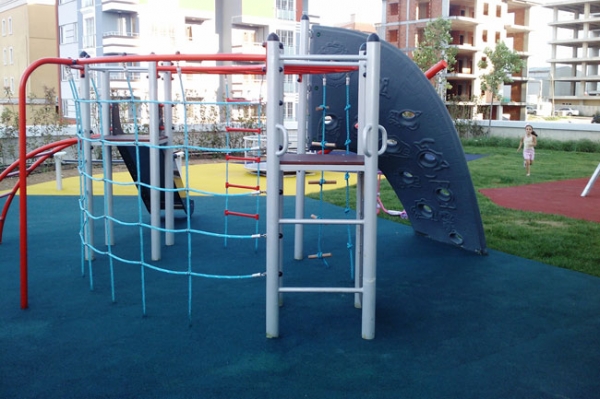 Wal Klettergerüst mit Kletterwand und Rutsche Ansicht 3