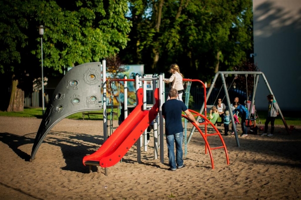 Wal Klettergerüst mit Kletterwand und Rutsche Ansicht 4