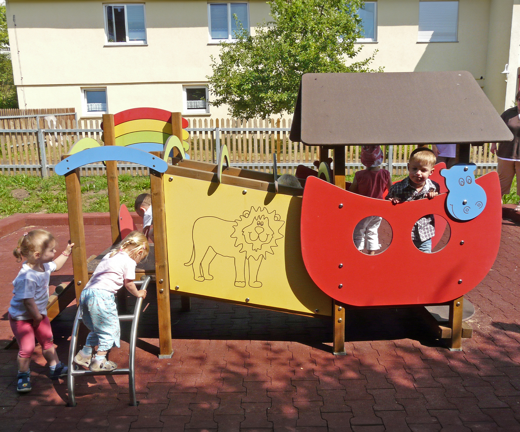 Minispielanlage Arche Noah mit Kriechbrücke Ansicht 2