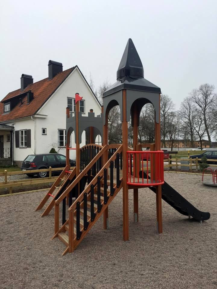 Kleine Schloßbrücke Spielturm mit Rutsche Ansicht 6