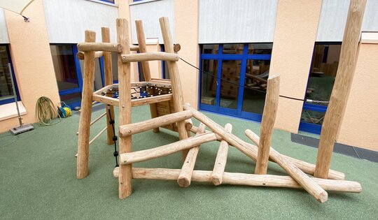 Klettervulkan 02 mit Kunststoffrutsche Ansicht 1