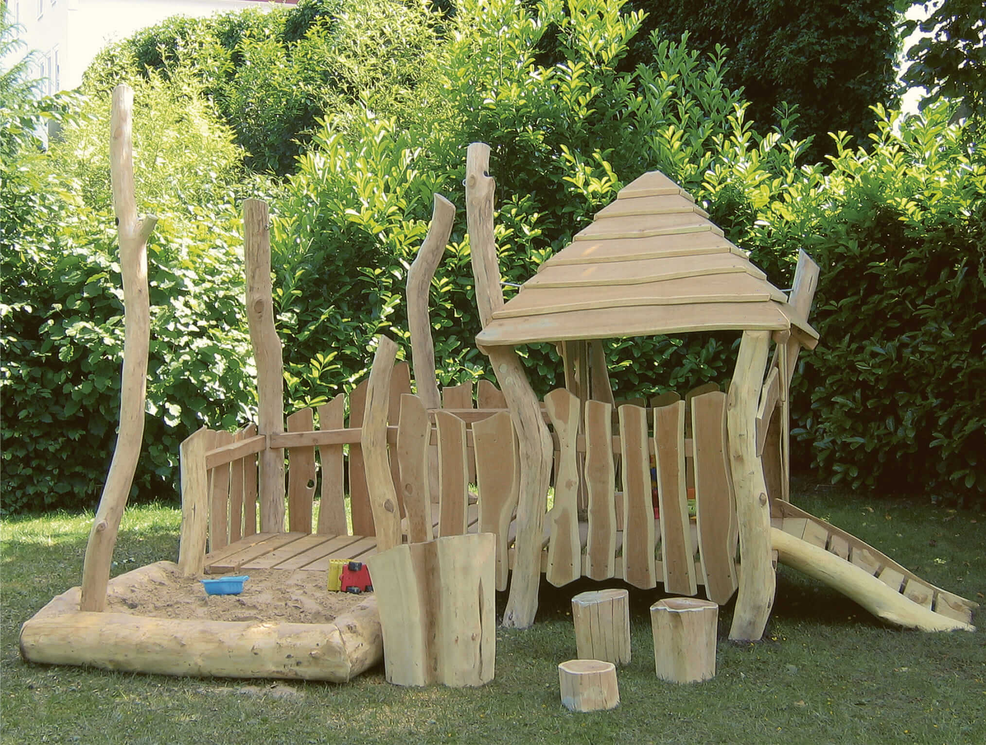 Spielhaus mit Sandkasten Ansicht 2