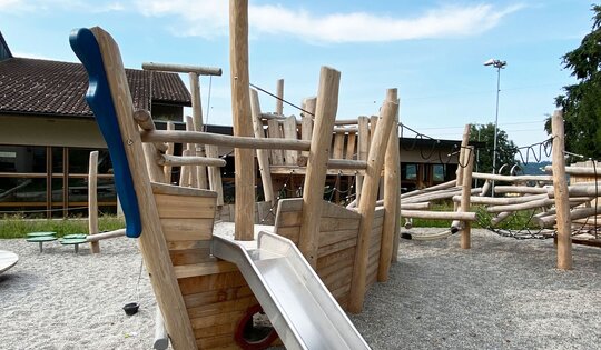 Piratenschiff Black Hook mit Seilgarten - lasiert Ansicht 2