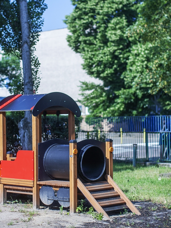 Lokomotive Spielhaus mit Wagon II Ansicht 5