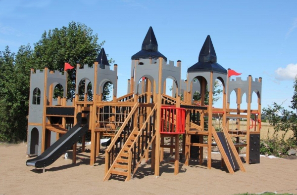 Schloss Windsore Spielplatz mit Spieltürme und Rutsche Ansicht 3