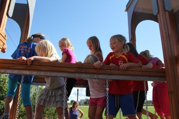 Schloss Windsore Spielplatz mit Spieltürme und Rutsche Ansicht 5