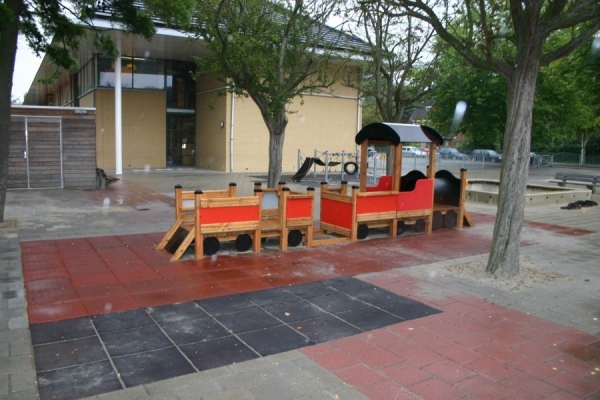 Lokomotive Spielhaus mit Waggon Ansicht 4